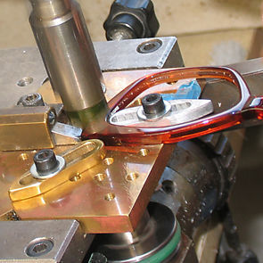 Perçage pour incrustation de charnière